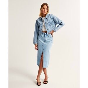 Abercrombie & Fitch Cropped Trucker Light wash Denim Jacket Size Large